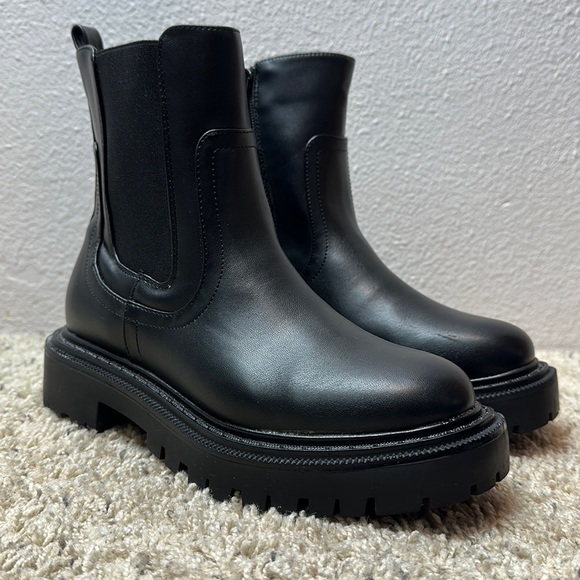 American Eagle Outfitters Black Ankle Chelsea Boots Sz 7 - Picture 1 of 12